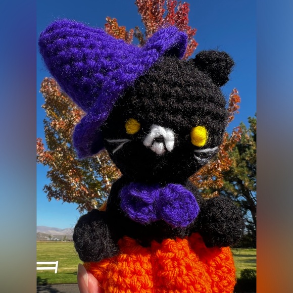 🎃Hand Crocheted Black Witch Cat on Pumpkin! - Picture 6 of 6